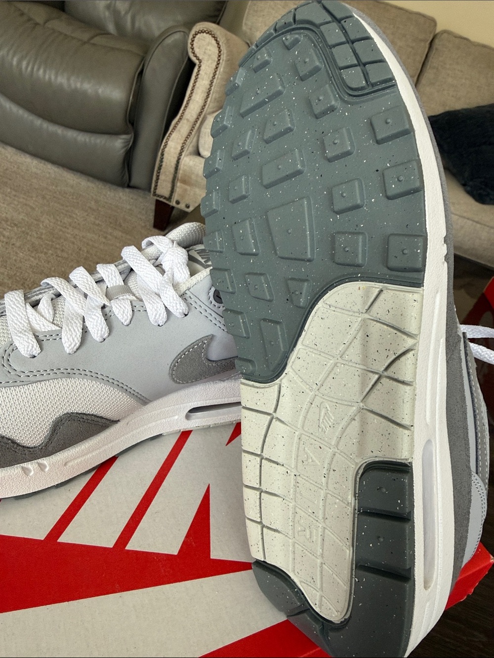 Nike Women’s Grey and White Low-Top Sneakers - Picture 4 of 5